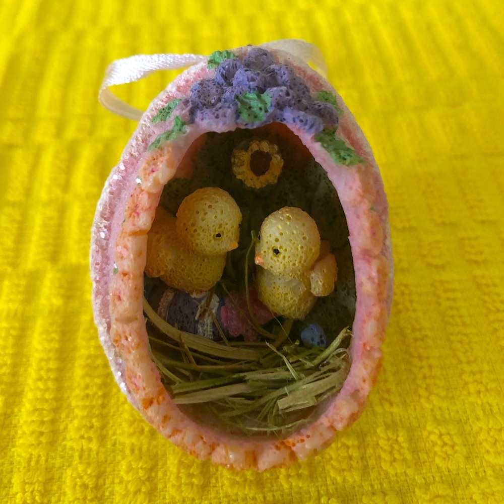 Vintage HALLMARK Diorama Easter egg